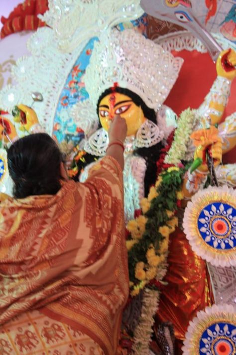 Sindur Khela for Women in Durga Puja Festival - i Share Sindur Khela Durga Puja, Sindoor Khela, India Vacation, India Travel Places, Divorce For Women, Inspirational Blogs, Goddess Durga, Nepal Travel, Travel India