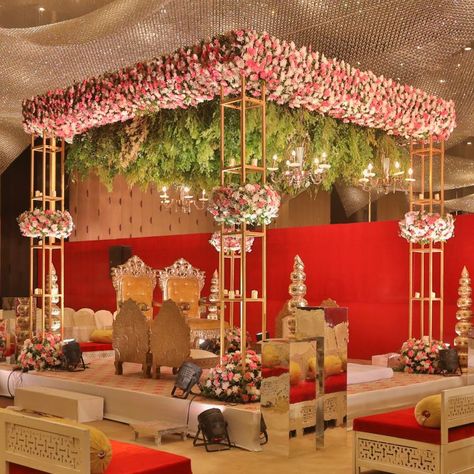 Indoor Mandap, Mandap Decoration Ideas, Mandap Ideas, Hindu Wedding Decorations, Mandap Decoration, Mandap Design, Decoration For Party, Wedding Stage Backdrop, Wedding Hall Decorations