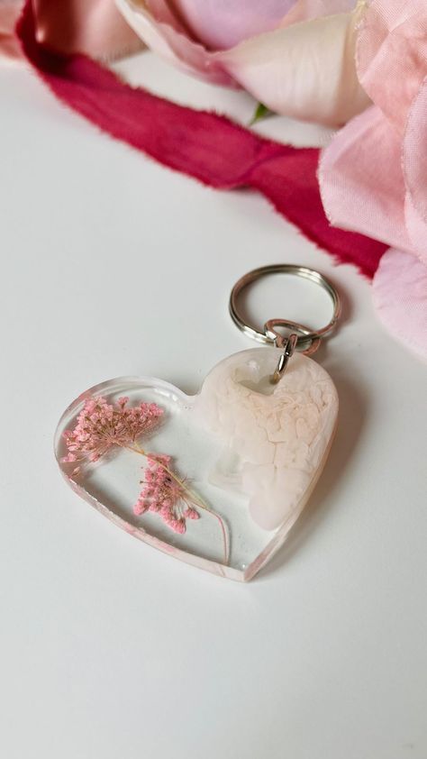 Resin Heart Keychain, Ammi Majus, Girls Keychain, Flower Keychain, Sweet 16 Gifts, Hand Stamped Keychain, Clear Epoxy Resin, Heart Keyring, Natural Flowers