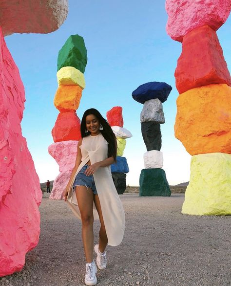 Seven Magic Mountains Outfit, Seven Magic Mountains Photo Ideas, Mountains Photo Ideas, Lax Outfits, Grande Canyon, Vegas Photo Ideas, Lad Vegas, Mountains Outfit, Miami Photoshoot