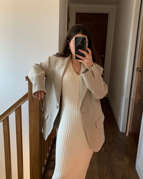 Blazer With Dress Outfit, Cream Dress Outfit, Cream Blazer Outfit, Beige Blazer Outfit, Dress With Blazer, Blazer With Dress, Outfit Cream, Midi Dress Outfit, Blazer Outfits Casual