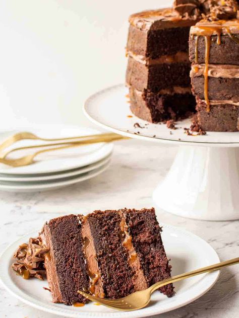 Chocolate And Caramel Cake, Cake With Caramel Filling, Chocolate Cake With Caramel, Cake With Caramel Frosting, Caramel Drip Cake, Chocolate Caramel Tart, Homemade Chocolate Frosting, Chocolate Caramel Cake, Cake With Caramel