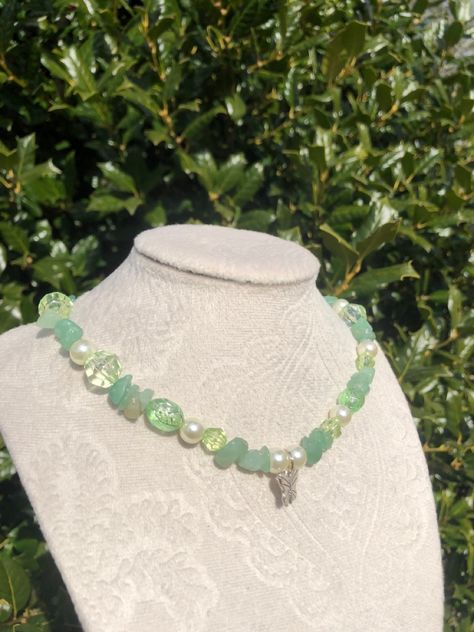 Cottage Core Jewelry Diy, Green Beaded Bracelets Aesthetic, Green Necklace Aesthetic, Cottage Core Necklace, Butterfly Jewelry Diy, Cottage Core Accessories, Finding Hobbies, Cottage Core Beaded Necklace, Cottagecore Beaded Necklace