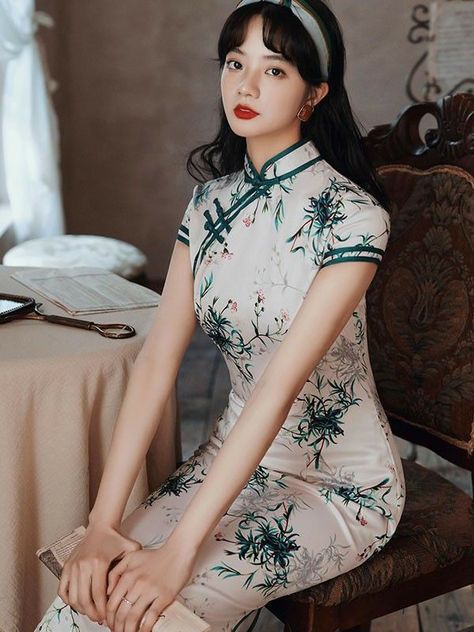 Qipao Hairstyle, Chinese Traditional Dress Qipao, Chinese New Year Outfit, Qun Kwa, Chinese Gown, Vietnam Dress, Hairstyle Long, Chinese Traditional Dress, Modern Cheongsam