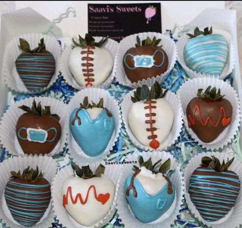 Instagram: Saavissweets Nurse Chocolate Covered Strawberries, Theme Chocolate Covered Strawberries, Dipped Strawberry Ideas, Chocolate Covered Strawberries Ideas, Diy Cake Recipes, Strawberries Ideas, Strawberry Ideas, Pastel Desserts, Strawberry Box