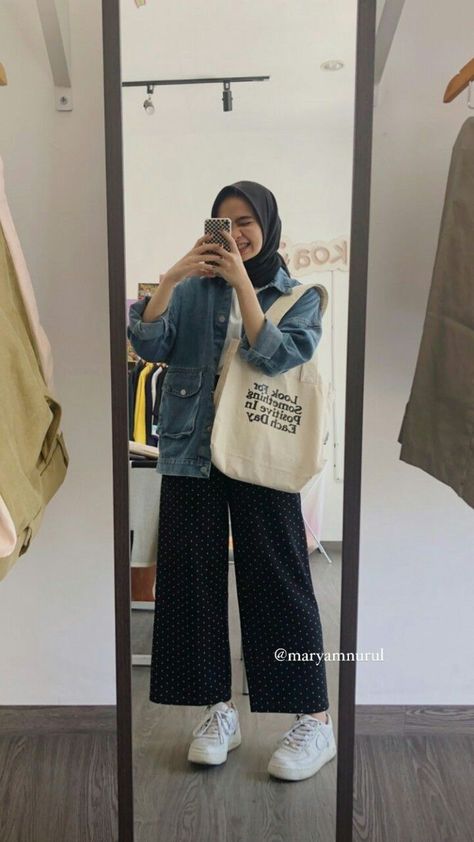 ootd, outfit, kulot, dress, gamis, hijab, hijabers, gaun, tunik, kemeja flanel, sweater crop, sweater rajut, hoodie, jaket, jeans, denim, skirt, plisket, kulot jeans, pashmina, korean style Ootd Jaket, Ootd Sweater, Outfit Ngampus, Street Hijab Fashion, Muslim Fashion Hijab Outfits, Hijabi Fashion Casual, Casual Hijab Outfit, Hijabi Outfits Casual, Muslim Fashion Outfits