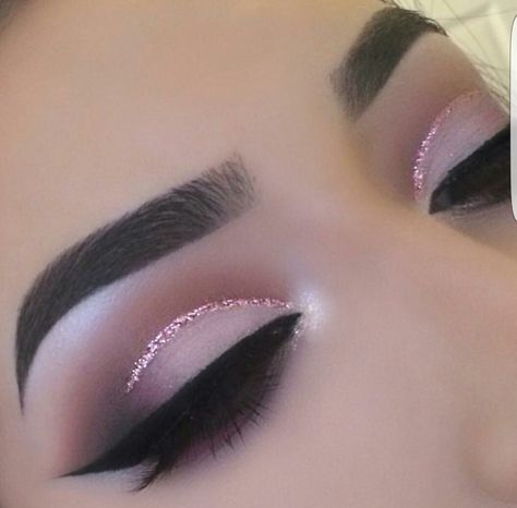 AA Eye Makeup Glitter, Sulam Alis, Eyeliner Tips, Maquillage On Fleek, Purple Eye Makeup, Makijaż Smokey Eye, Eye Makeup Tips, Kandy, Purple Eyes