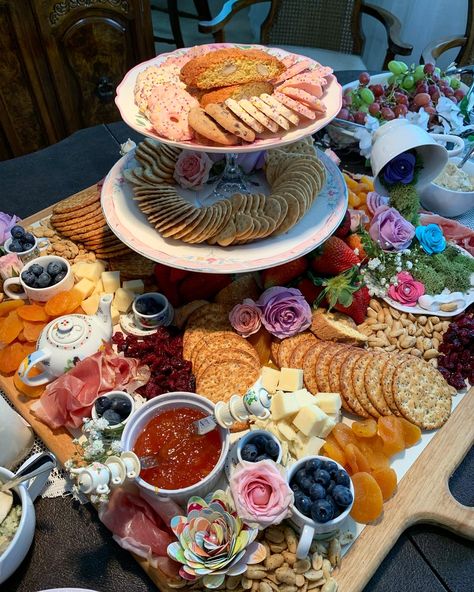 Charcuterie Board for a tea party with fresh flowers Fairy Tea Party Food, Bridal Shower Tea Party Food, Alice In Wonderland Tea Party Food, Tea Party Snacks, Fairy Party Food, Alice In Wonderland Food, Adult Tea Party, Alice In Wonderland Tea Party Birthday, Fairy Garden Birthday Party