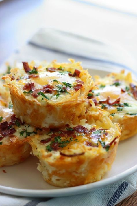 Hash brown egg nests with avocado Brown Egg, Egg Benedict, Easter Brunch Food, Avocado Breakfast, Hash Brown, Hash Browns, Good Eat, Think Food, Crumbled Bacon