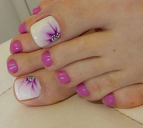 Purple Toe Nails, Feet Nail Design, Pedicure Designs Toenails, Gel Toe Nails, Pretty Toe Nails, Purple Nail Designs, Summer Toe Nails, Pedicure Designs, Glam Nails