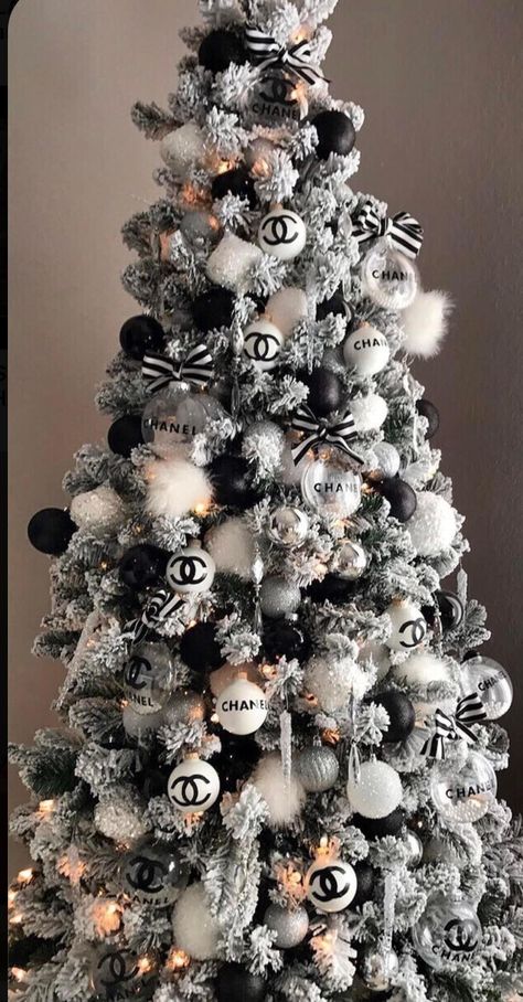 Black And Silver Flocked Christmas Tree, Christmas Decor Ideas White And Black, Flocked Christmas Trees Decorated Black And White, Black And White Christmas Tree Theme, Black And White Flocked Christmas Tree, Chanel Christmas Tree Ideas, Monochrome Christmas Tree, Black White And Red Christmas Tree, White And Black Christmas Decor