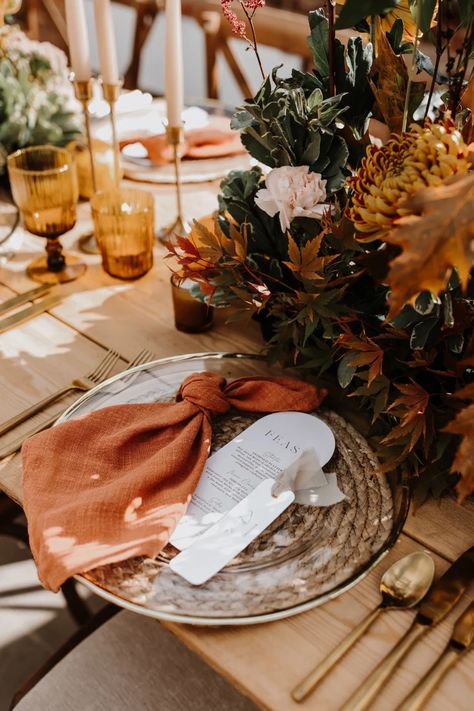 This autumnal wedding tablescape by wedding stylist Hannah baskett shows how you can mix rustic styling with gold touches to create a stunning place setting for your wedding guests. Gold charger plates sit perfectly on top of rattan place mats and when paired with modern wedding stationery and burnt orange knotted napkins the whole look is perfectly cohesive. Orange Wedding Table Setting, Fall Wedding Place Settings, Wedding Personal Touches, Fall Wedding Tablescapes, Wedding Plate Setting, Rustic Wedding Table Setting, Wedding Table Details, Rustic Placemats, Charger Plates Wedding