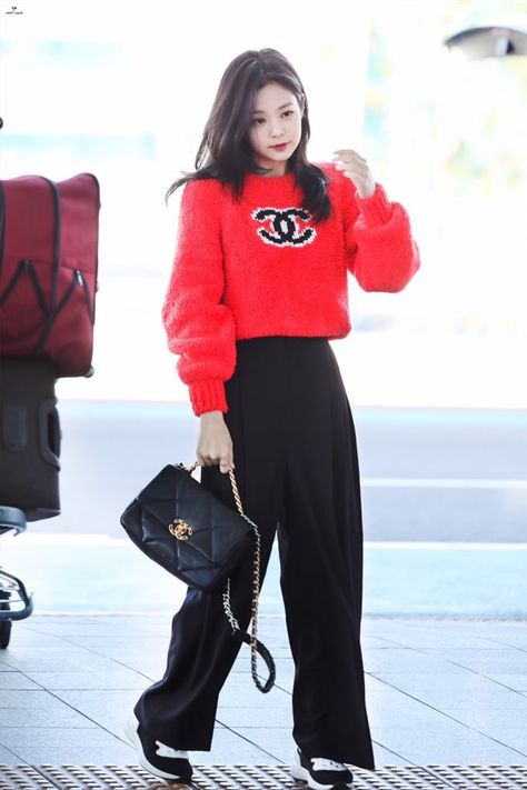 Jennie Airport Fashion, Jennie Airport Style, Jennie Airport, Jennie Style, Jennie Pics, Jennie Black, Korean Outfits Kpop, Grunge Skirt, Airport Fashion