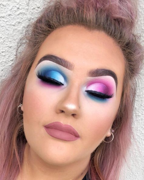 A M Y • L O U I S E 🌈 on Instagram: “Bubblegum realness 🍬 Again using the @jamescharles X @morphebrushes #unleashyourinnerartist palette 🌈 For the blue eye I used shades…” Rosa Make-up, Soft Make-up, Maquillage Yeux Cut Crease, Make Up Designs, Idee Babyshower, Colorful Eye Makeup, Makeup Eye Looks, Creative Eye Makeup, Creative Makeup Looks