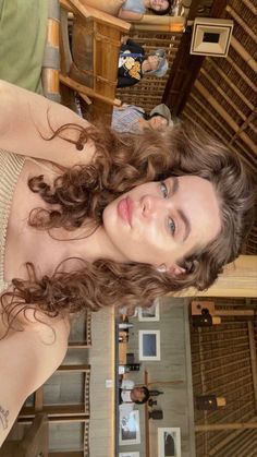 Fkn Gossip, Hair Pale Skin, Dyed Curly Hair, Perfect Vision, Highlights Curly Hair, Pale Girl, Curly Hair Tutorial, Curly Hair Photos, Wavy Curly Hair