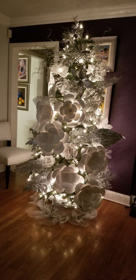 Paper flower Christmas tree Paper Flower Christmas Tree, Paper Flower Christmas, Flower Christmas Tree, Flower Christmas, Decor 2024, Santa Claus Is Coming To Town, Giant Flowers, Large Flowers, Paper Decorations