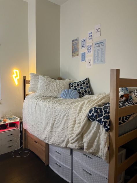 College Dorm Room Desks, Dorm Bed Inspiration, Yale Dorm Room, College Dorm Bed, Simple College Dorm, Simple Dorm Room, Minimalist Dorm Room, Pretty Dorm Room, Dorm Room Layouts