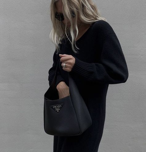 Prada Tote Bag Outfit, Black Prada Bag, Zapatillas Veja, Chic Jean Outfits, All Black Fashion, Business Casual Outfits For Women, Minimal Chic, Casual Work Outfits, Business Casual Outfits