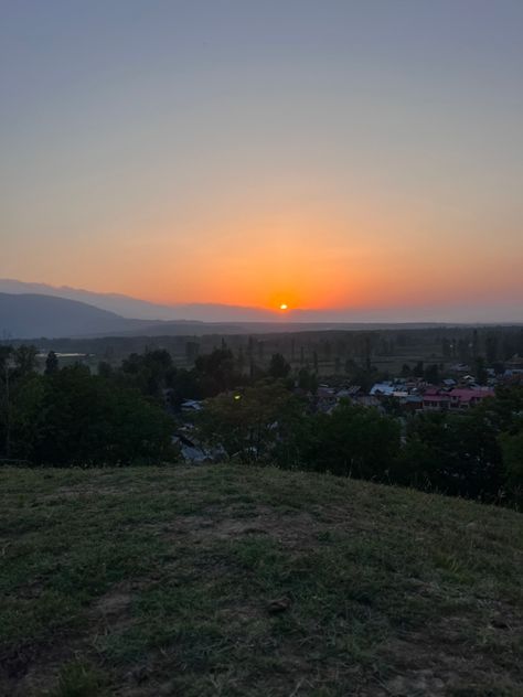 Delina Baramula #Baramulla #Kashmir #Sunset #nature Kashmir Nature, Baramulla Kashmir, Sun Set Real Pic, Aru Valley Kashmir, Beauty Of Kashmir, Best Nature, Sunset Nature, Sun Set, Amazing Nature