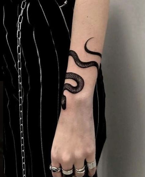 Pasta Tattoo, Tato Grunge, Pin Tattoo, Snake Tattoo Design, Muster Tattoos, Hip Tattoos Women, Stylist Tattoos, Discreet Tattoos, Aesthetic Tattoo