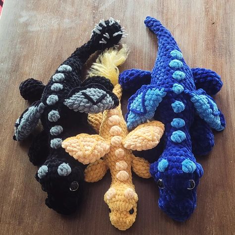 Sgaeyl! 🐉 💙 Crocheted another dragon because, let's face it, I can't get enough! Meet Sgaeyl from Fourth Wing, joining Tairn and Andarna. Took a stab at making her daggertail, too, of course. 🗡️ Now, onto the next dragon..... Feirge, Deigh, Aotrom, or Sliseag? 🤔 Decisions, decisions! Amazing no-sew dragon pattern by @crochetbygenna #dragon #fourthwing #ironflame #onyxstorm #rebeccayarros #obessed Fourth Wing Crochet, Crochet Dragon Wings, Crochet Dragon Pattern Free, Bookish Crochet, Crochet Toothless, Amigurumi Dragon, Dragon Crochet, Crochet Dragon Pattern, Decisions Decisions