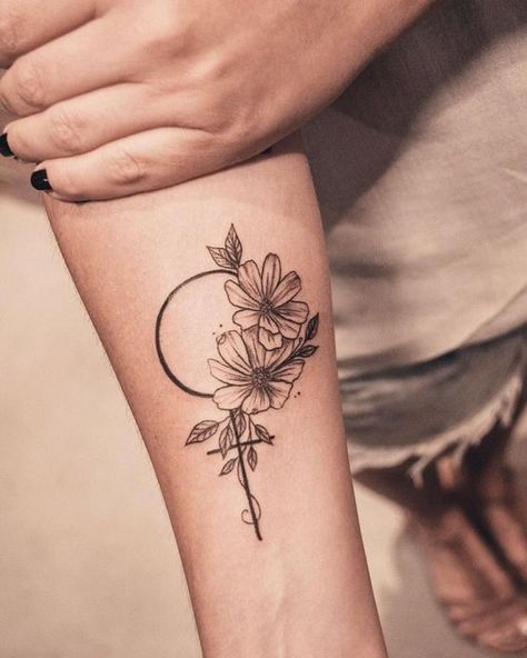 Tatouages : 30 inspirations girl power repérées sur Pinterest ! Feminism Tattoo, Feminist Tattoo, Girl Power Tattoo, Power Tattoo, Muster Tattoos, Inspiration Tattoos, Disney Tattoo, Tattoo Feminina, Sister Tattoos