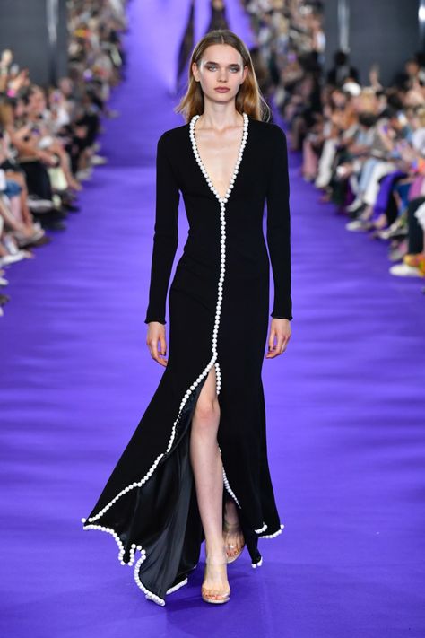 Velvet Gowns, Alexis Mabille, Wedding Dress Outfit, Amazing Dresses, Velvet Gown, Black Velvet Dress, Black Gown, Black Wedding Dresses, Winter 2022