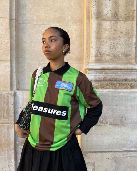 Style Inspo 2023, Fashion Inspo 2023, Summer 2023 Style, It Girl Fashion, It Girl Style, Football Jersey Outfit, Vintage Football Shirts, Football Fashion, Football Tops