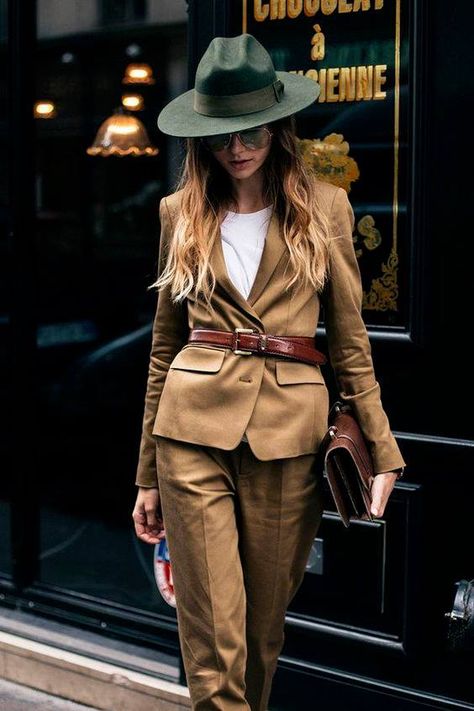 Casual Chique Stijl, Classy Outfits For Women, Walking Down The Street, Mens Fashion Style, Mens Fashion Edgy, Womens Outfits, Fashion Edgy, Outfits With Hats, Style Fall