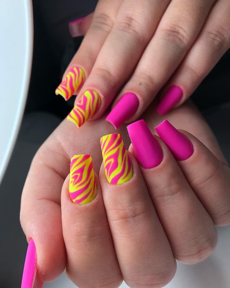 40+ Pretty Ideas for Pink and Yellow Nails that Turn Heads - Nail Designs Daily Neon Yellow Nails, Swirl Nail Art, Neon Pink Nails, Yellow Nail Art, Yellow Nails Design, Yellow Nail, Acrylic Pink, Nails Trend, Hot Pink Nails