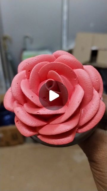 Rose Piping Cake, Flower Design Cake, Piping Roses, Rose Piping, Wipped Cream, Piping Cake, Rose Cake Design, Piping Flowers, Cream Flower