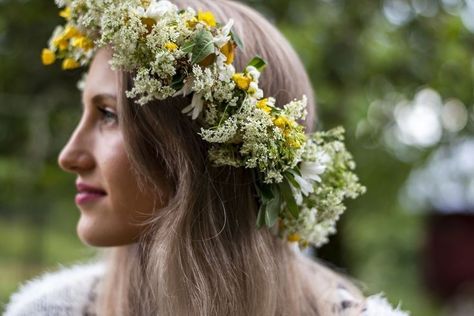 Wedding Flower Crowns, Swedish Wedding, Spring Wedding Decorations, Summer Wedding Invitations, Wedding Flowers Summer, Summer Wedding Colors, Flower Crown Wedding, Flower Crowns, Summer Solstice