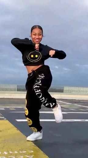 'make sure to follow me for more pinsig@yva_landria Pose For Me Dance, Afro Dance Outfit, Afro Dance Aesthetic, How To Shake Your Hips, Wait Dance, Amapiano Dance Videos, Hip Hop Dancer Aesthetic, Dancehall Aesthetic, Yva Landria