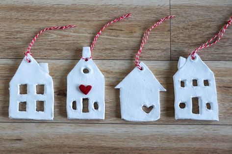 diy clay farmhouse ornaments House Ornaments Diy, Air Dry Clay Ornaments Diy, Easy Ornaments, Clay Christmas Decorations, Pottery Ornaments, Clay Bird, Farmhouse Ornaments, Plaster Crafts, Pottery Houses