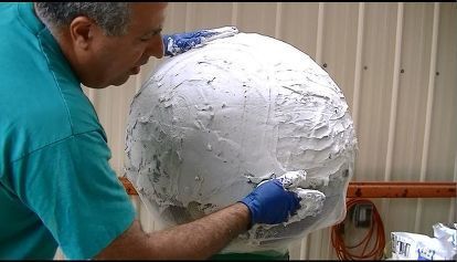 Do this to a yoga ball to get amazing outdoor decor - This is the coolest thing you'll see all day! Large sphere molds can be very difficult to find. At History Stones we sell 10", 12" and 15" diameter molds. We often receive requests for larger spheres, diy | diy garden art | diy gardens | gardening | diy gardens | garden | backyard art | backyard Hula Hoop Canopy, Sphere Planter, Large Concrete Planters, Backyard Art, Diy Jardin, Garden Spheres, Diy Concrete Planters, Acid Stain, Outdoor Designs