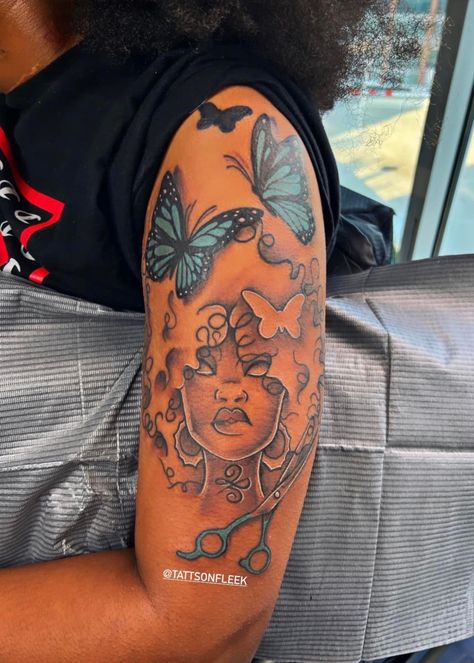 Butterfly Tattoos With Words, Hairstylist Tattoos Black Women, Upper Sleeve Tattoo Women Black, Colorful Tattoos For Black Women, Tattoo Ideas Realistic, Drawings Tattoo Ideas, Art Drawings Tattoo, On Hand Tattoo, Baddie Tattoos