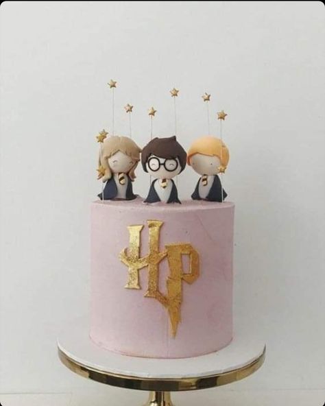 Tort Harry Potter, Harry Potter Desserts, Gateau Harry Potter, Baby Harry Potter, Harry Potter Motto Party, Harry Potter Cakes, Harry Potter Birthday Cake, Harry Potter Bday, Harry Potter Theme Party