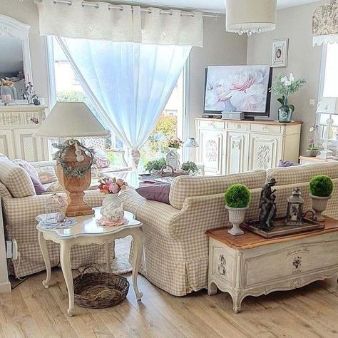 Country Romance Living Room, Living Room Decor Country, English Cottage Decor, Luxe Furniture, Cottagecore Home, Elegant Living Room Decor, French Country Living Room, Beige Living Rooms, Coastal Living Rooms