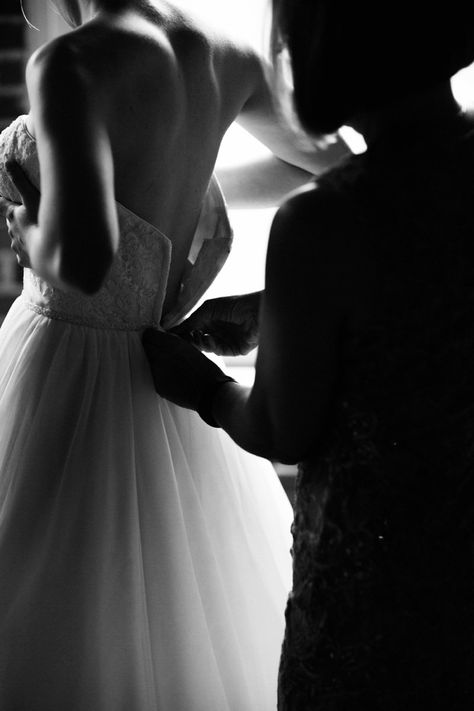 Bridal Getting Ready Photos, Wedding Pictures Black And White, Wedding Photos Aesthetic, Wedding Preparation Photos, Getting Ready Wedding Photos, Black And White Wedding Photos, Wedding Fotos, Tulle Ballgown, The Wedding