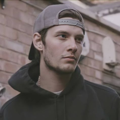 Jasmine + Tiffany on Instagram: “Good morning and happy #mancrushmonday we love a good pic of Ben with a hoodie and backwards cap. 😍😍😍 Have you seen Bigga Than Ben?…” Backwards Hat Reference, Backwards Hat Men, Baseball Cap Backwards, Brunette Boys, Cap Backwards, Backwards Cap, Backwards Hat, Man Crush Monday, Ben Barnes