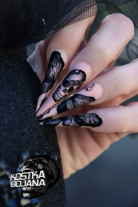 ♚♛нσυѕтσиqυєєивяι♛♚ Gothic Nail Art, Skull Nail Art, Skull Nails, Halloween Nails Easy, Witchy Nails, Gothic Nails, Goth Nails, Grunge Nails, Valentine Nails