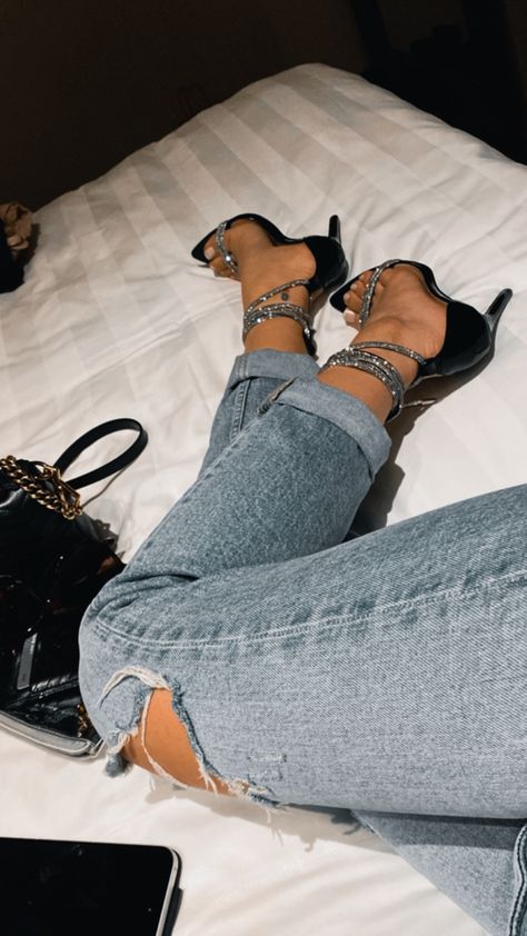 Katarina Core, Jeans Night Out Outfit, Outfit With Heels, Black Hair Aesthetic, Jean Outfit, Black Open Toe Heels, Ladylike Style, Shoes Heels Classy, Open Toe Heels