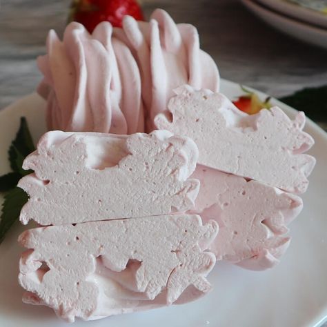 Berry zephyr – easy recipe that is sure to succeed with a quick drying time Hummingbird Cake Recipes, Marshmallow Flowers, Candy Grams, Candy Drinks, Peanut Recipes, Bar Inspiration, Cookie Bouquet, Homemade Sweets, Recipes With Marshmallows