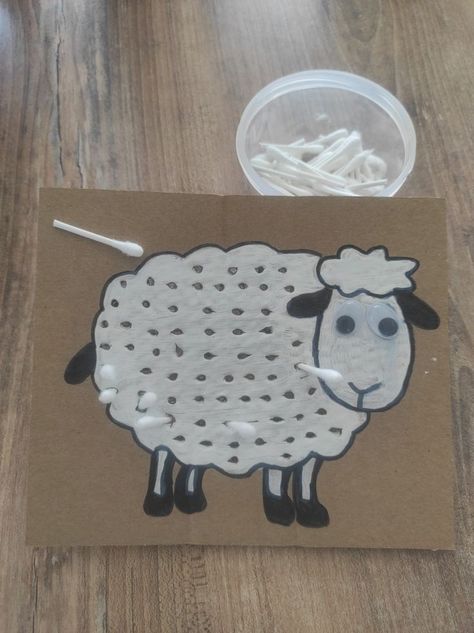 Farm Craft Activities, Cow Sensory Activities, Fine Motor Farm Activities For Toddlers, Farm Activities For Babies, Farm Fine Motor Activities, Farm Activities Preschool, Easy Toddler Activities, Montessori Toddler Activities, Baby Play Activities