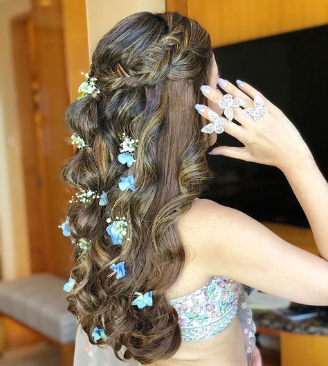 Ritika Kadam on Instagram: “One year to this iconic dispersed hair floral style that has still been trending and being reposted! 🦋 . . Hair :…” Mehendi Hairstyles, Buns And Braids, Bridal Buns, Bridal Bun, Traditional Hairstyle, Cute Ponytails, Sleek Bun, Open Hairstyles, Hair Flowers