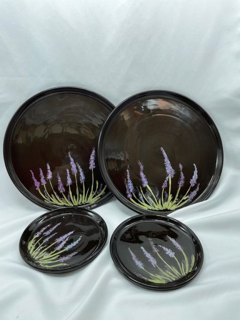 Black clay plates with flowers Black Background Painting, Ceramic Jewelry Dish, Birthday Painting, Color Me Mine, Simple Flower Design, Clay Plates, Drawing Ideas List, Pottery Platter, Paint Your Own Pottery