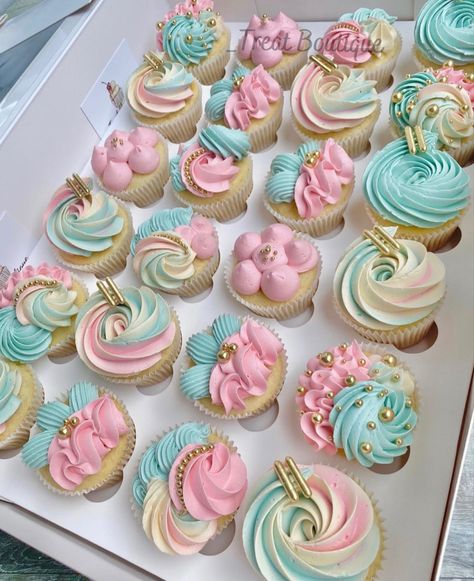 Baby Reveal Cupcakes, Gender Reveal Dessert, Easy Cupcakes Decoration, Cupcake Rosa, Gender Reveal Cupcakes, Idee Babyshower, Cupcake Decorating Tips, Cupcake Cake Designs, Custom Birthday Cakes