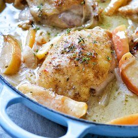 8611713_baked-chicken-thighs-with-apples-and-onions_fabeveryday Apple Chicken Recipes, Chicken With Apples, Apples And Onions, Chicken Recipe Easy, Apple Chicken, Hearty Chicken, Baked Apple, Baked Chicken Thighs, Onion Recipes