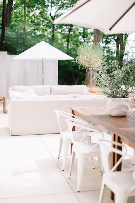 Image via Style Me Pretty Style Me Pretty Living, White Patio, Diy Outdoor Decor, Outdoor Living Room, The Vault, Outdoor Dining Area, Outdoor Living Areas, Diy Patio, Outdoor Rooms