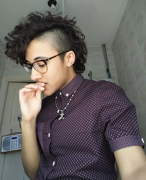 Lesbian Haircut, Androgynous Haircut, Monochrome Makeup Look, Half Shaved Hair, Androgynous Hair, Tomboy Hairstyles, Half Shaved, Mullet Haircut, Short Box Braids